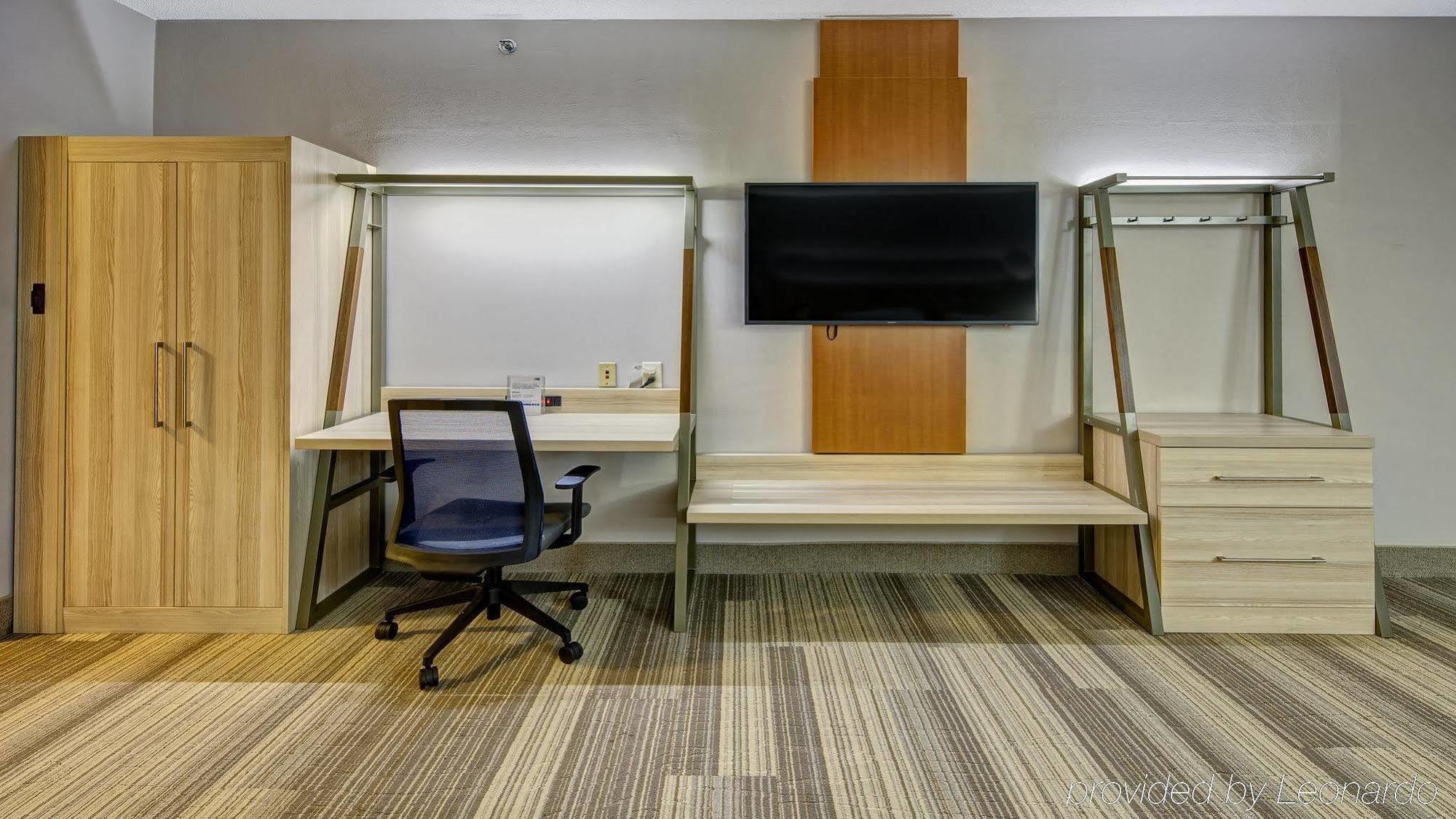 Holiday Inn Express Hotel & Suites London By Ihg Eksteriør billede