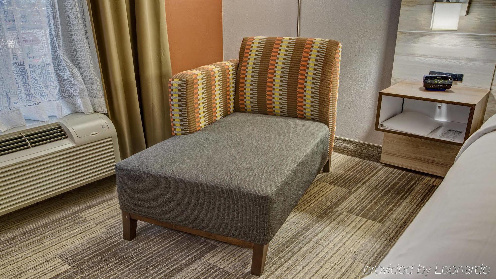 Holiday Inn Express Hotel & Suites London By Ihg Eksteriør billede